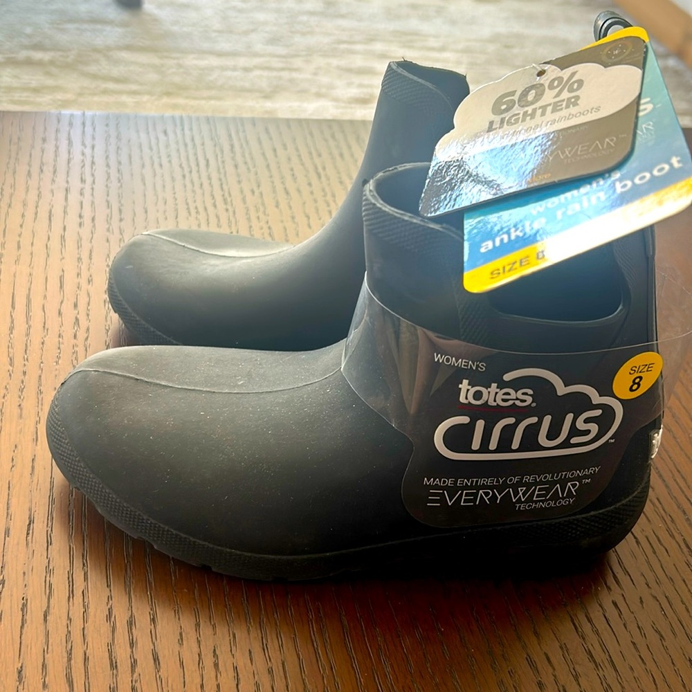 NWT Totes Cirrus women’s rain boots. Black. Size 8, fits like 7.